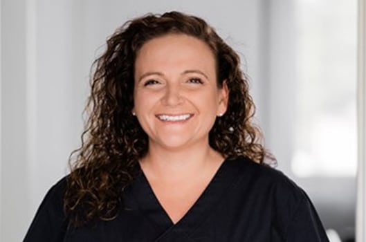 Porträt von Annika aus dem Team von blendent Zahnärzte Paderborn – Ansprechpartnerin für Implantate, Smile Design und ästhetische Zahnmedizin.