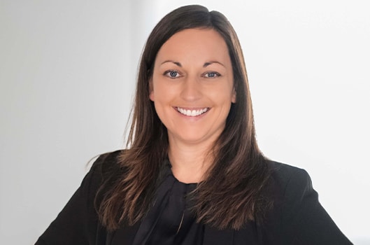 Porträt von Isabell Groneberg, Praxismanagerin und Teamleitung bei blendent implant & aesthetics in Paderborn – moderne Zahnmedizin, Implantologie und Smile Design.