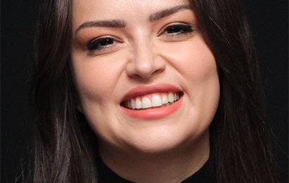 Lächelnde Patientin nach ästhetischer Zahnmedizin und digitalem Smile Design.