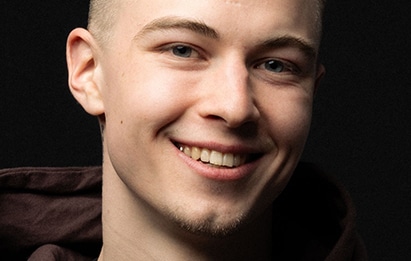 Lächelnder Patient nach ästhetischer Zahnbehandlung und Smile Design bei blendent Zahnärzte Paderborn.