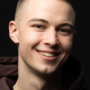 Männlicher Patient mit natürlichem Lächeln nach Smile Design und Implantatversorgung.
